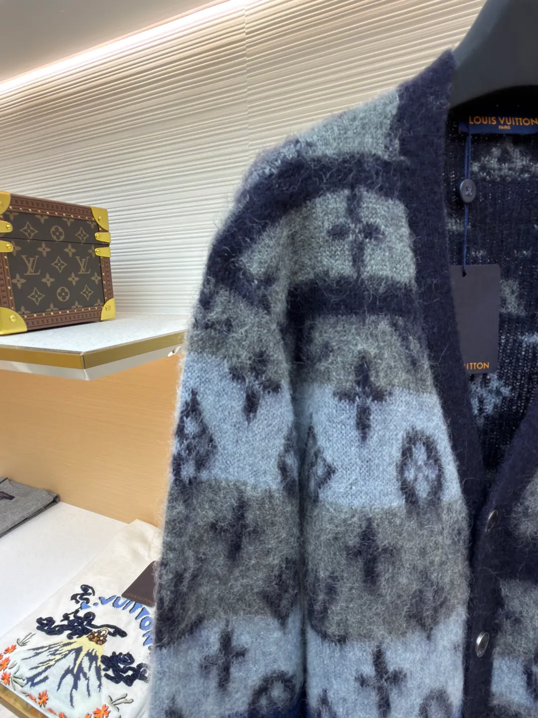 LOUIS VUITTON gradient mohair cardigan ●Original version: Purchased and developed by 16489 ●Item number: 1681020-C75 ●Fabric: mohair fabric ●Technology: knitting ●Version: loose fit ●Weight: about 575 grams ●Size: XS-S-M-L ●Description: Custom-woven mohair 67% + nylon 28% + sheep wool 5% yarn, purchased rich and finely ground mohair, imported Stoll weaving, full body alignment and stripe stitching, with black and white gray tones to highlight the full Monogram For the pattern, the mohair has been washed and naturally milled. After the shirt is woven, you need to manually remove the dotted lines that hang the hair, draw the knots and sew them. After sewing, wash and iron them to shape, then remove the clamps and catch the hair, wash it after catching it, and finally catch the hair again to achieve the same wool feel and effect as ZP. The process is very complicated. The overall wiring is straight and delicate, the fabric is comfortable and soft, and the color is consistent without color difference. It can be matched with the same style to create a fashionable look and control various occasions. Customized accessories, complete with three standards, same style for men and women!